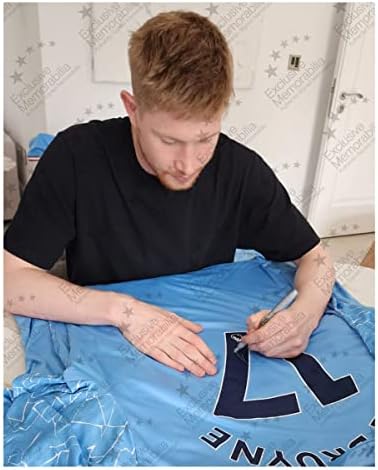 Ekskluzivna memorabilija Kevin de Bruyne potpisala je Manchester City 2020-21 nogometni dres. Superiorni okvir