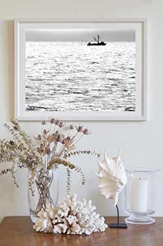 Oceanska fotografija u crno -bijeloj boji s ribolovom kopanicom