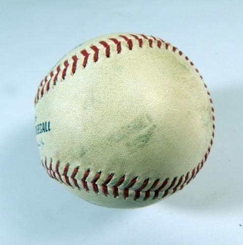 2021 Washington Nationals u Colorado Rockies Game koristio je bijeli bejzbol sivi cron - igra se koristio bejzbols